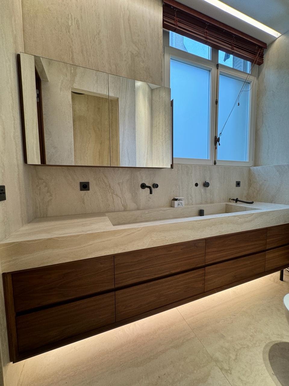 sanitor, experts en r&eacute;novation d&rsquo;int&eacute;rieur &agrave; paris, vous accompagnent pour transformer vos espaces avec savoir-faire et qualit&eacute;. contactez-nous pour un projet sur-mesure.